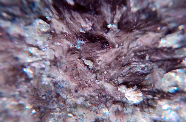 Een zwarte rots met een blauw en rood stipje in het midden.