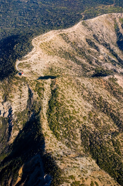 Gratis foto eengezinswoning op de top van de berg