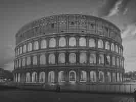 Gratis foto eénkleurige weergave van het colosseum voor de werelderfgoeddag