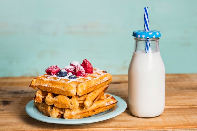 Eenvoudig ontbijt met wafels en melk