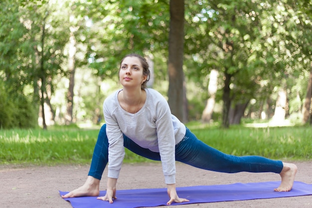 Eenvoudige variatie van hagedis yoga poseert in de parkeerplaats