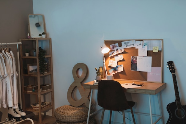 Eenvoudige woonkamer met kledingkast en een bureau