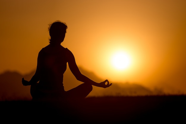 Eenvoudige yoga vormt Silhouette