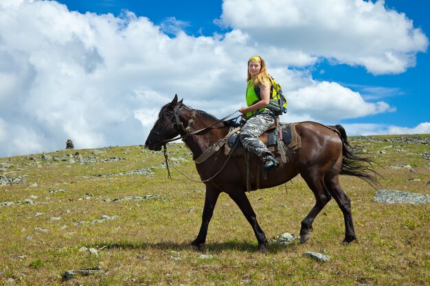 Eenzame ruiter te paard