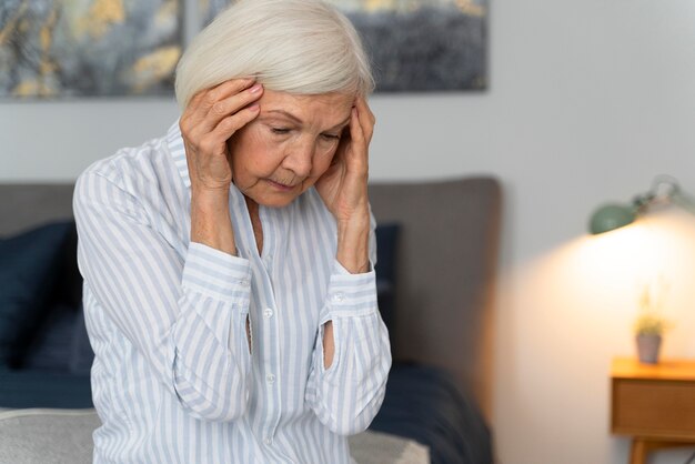 Eenzame vrouw geconfronteerd met de ziekte van Alzheimer