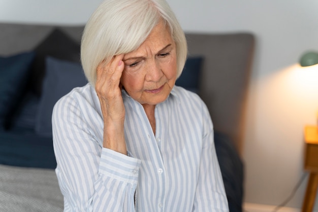 Gratis foto eenzame vrouw geconfronteerd met de ziekte van alzheimer