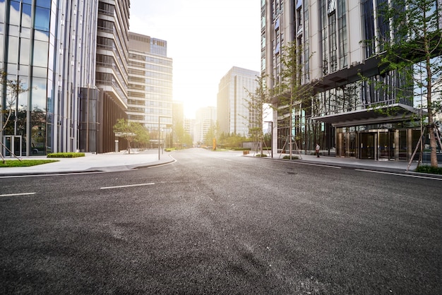 Gratis foto eenzame weg met moderne gebouwen