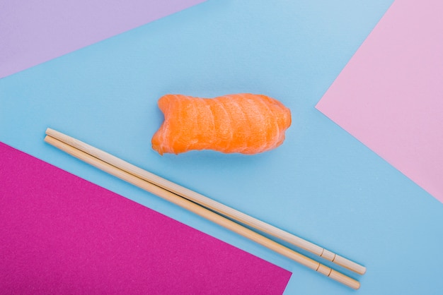 Gratis foto eetstokjes en sushi roll