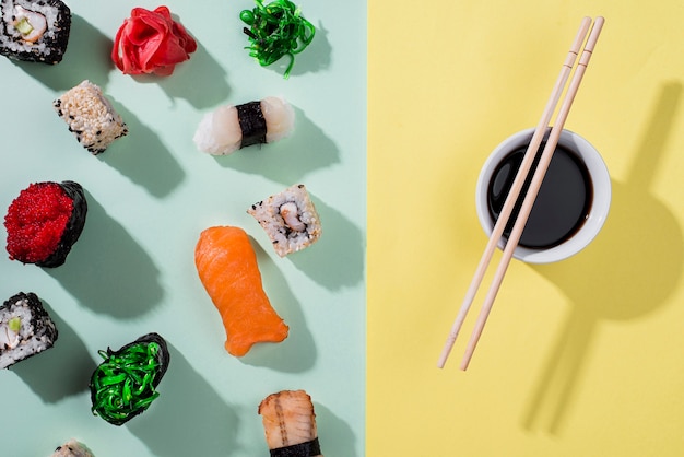 Eetstokjes en sushi rolt voor sushi dag