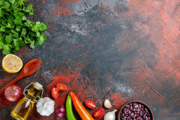 Eettafel met een bos van groene knoflook van de oliefles en lepel op gemengde kleurentafel