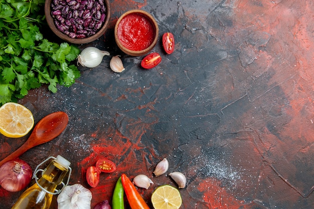 Eettafel met een bos van groene olie fles knoflook bonen lepel op gemengde kleurentafel