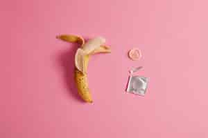 Gratis foto effectief zwangerschapsproduct voor uw veiligheid. open condon-pakket met een banaan.