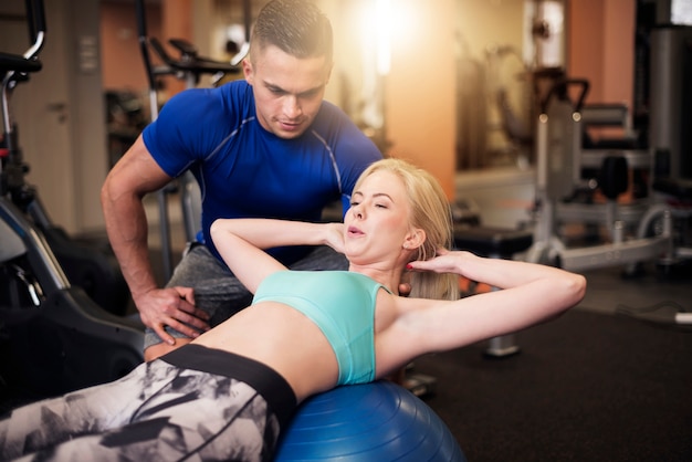 Effectieve sit-ups op fitnessbal