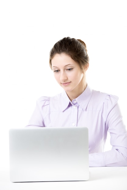 Efficiënte werknemer werken met haar laptop
