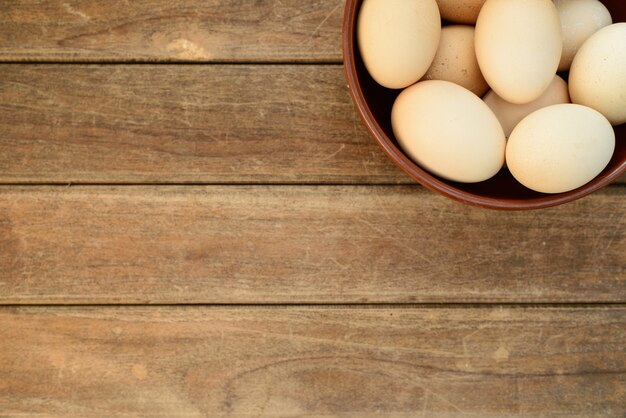 Ei in schotel op oude houten tafel achtergrond