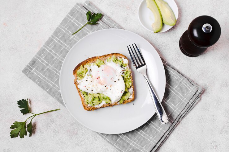 Gratis Foto ei met avocadotoost op plaat