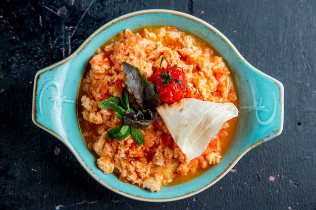 Ei met tomaten munt lavash bovenaanzicht