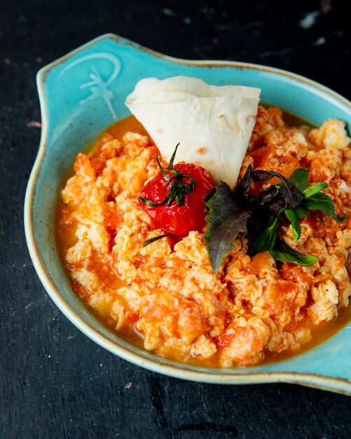 Ei met tomatenmunt lavash zijaanzicht