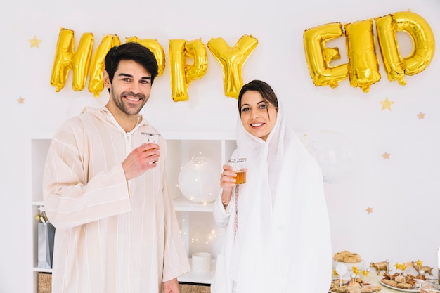 Gratis foto eid al-fitr concept met een paar