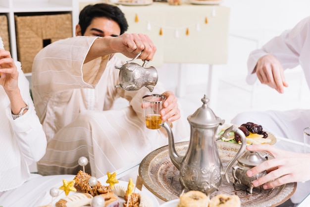 Eid al-fitr concept met thee en vrienden