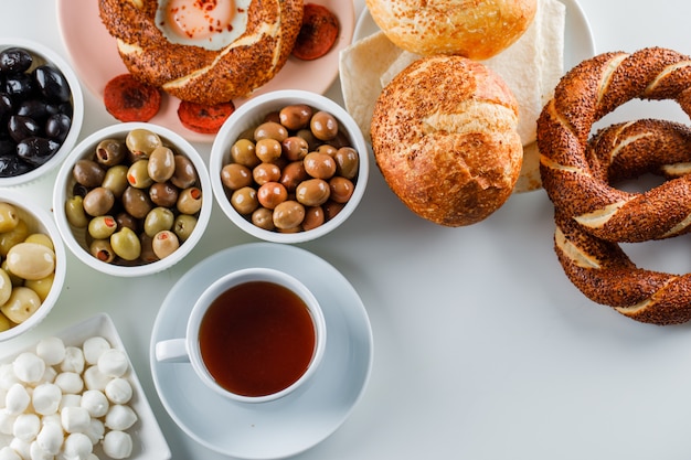 Eieren met worst in een plaat met een kopje thee, Turkse bagel, brood en olijven