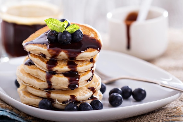 Eierloze pannenkoeken met bosbessen en chocolade