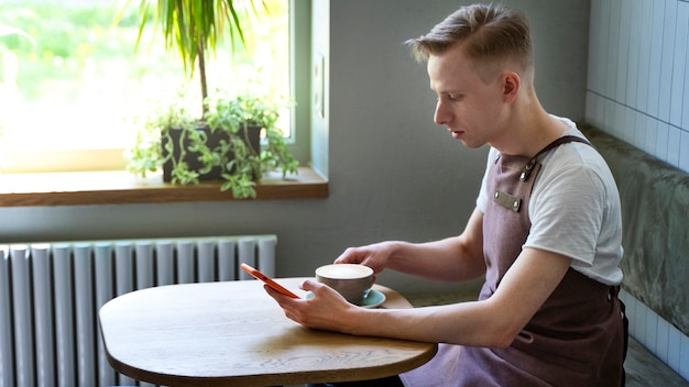 Gratis foto eigenaar van een klein bedrijf even pauze