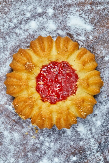 Eigengemaakt enkel koekje op het houten bord.