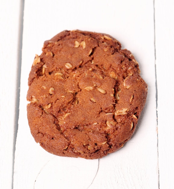 Eigengemaakt outmeal bruin koekje op een lijst