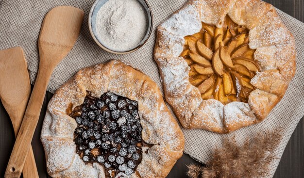 Eigengemaakte appeltaart en bosbessentaart