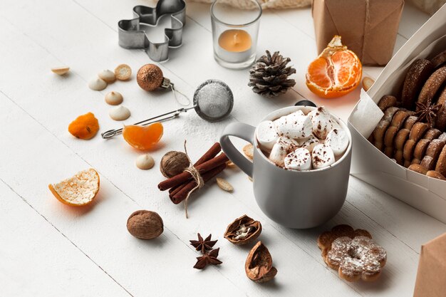 Eigengemaakte bakkerij die, peperkoekkoekjes in vorm van Kerstboomclose-up maken.