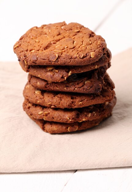 Eigengemaakte outmeal bruine koekjes op een lijst