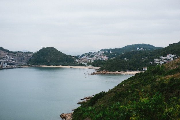 Gratis foto eigenschappen op groene bergen aan de kust