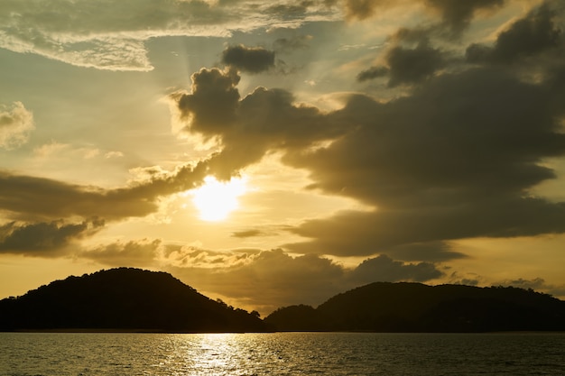 Eiland bij zonsondergang