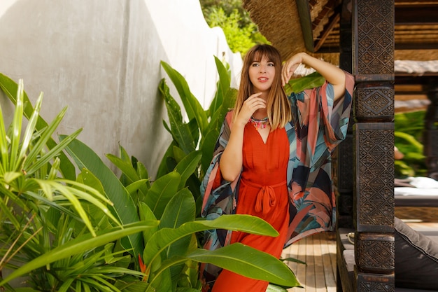 Eiland mode. Verleidelijke stijlvolle vrouw in Boheemse zomerkleding poseren in tropische luxeresort. Vakantie concept.