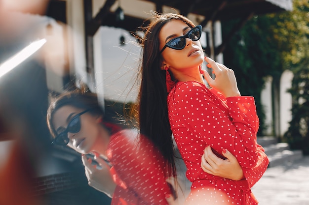 Elegant brunette in een de zomerstad