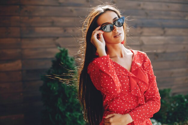 Elegant brunette in een de zomerstad