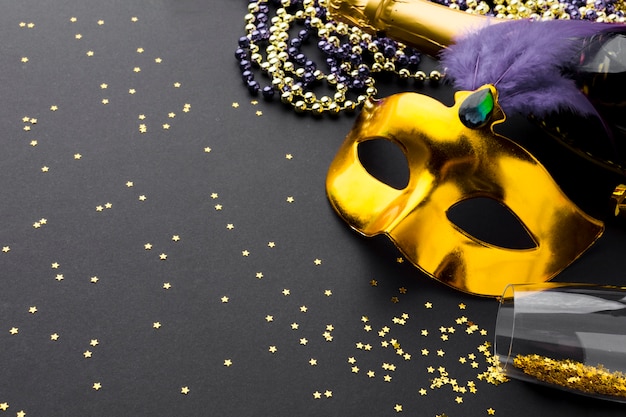 Gratis foto elegant carnaval masker met champagne en glitter