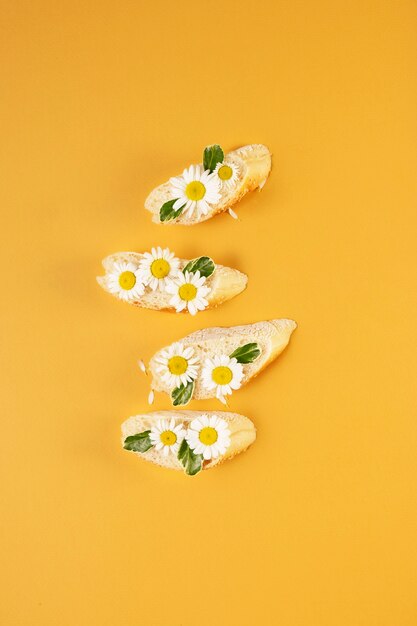 Elegant eco food concept met bloemen op brood