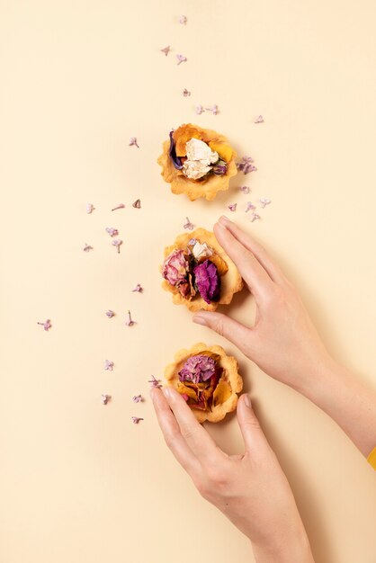 Elegant eco-voedselconcept met bloemen in desserttaart