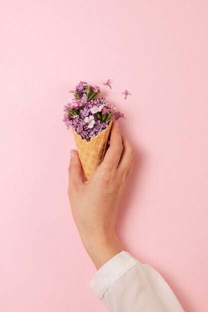 Elegant eco-voedselconcept met bloemen in ijshoorntje