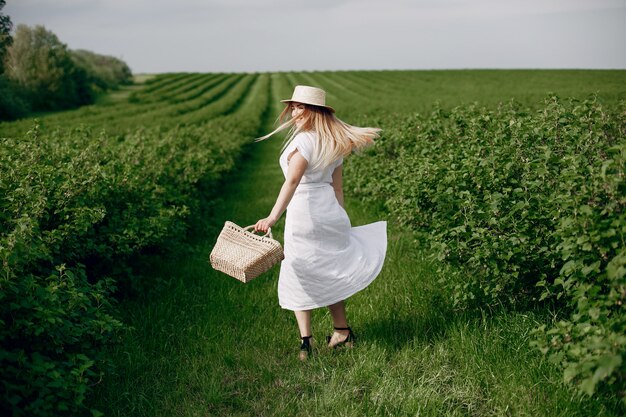 Elegant en stijlvol meisje in een zomer veld