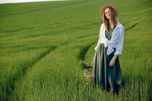 Elegant en stijlvol meisje in een zomer veld