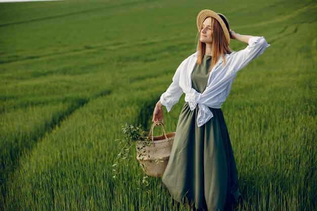 Elegant en stijlvol meisje in een zomer veld