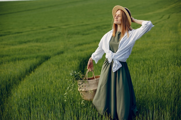 Elegant en stijlvol meisje in een zomer veld