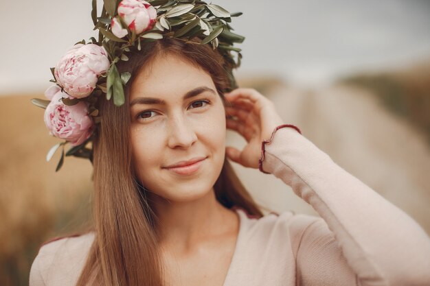 Elegant en stijlvol meisje in een zomer veld