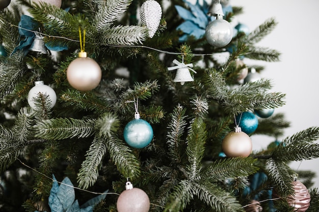 Gratis foto elegant ingerichte kerstboom