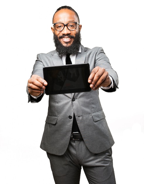 Elegant man het nemen van een foto met een tablet