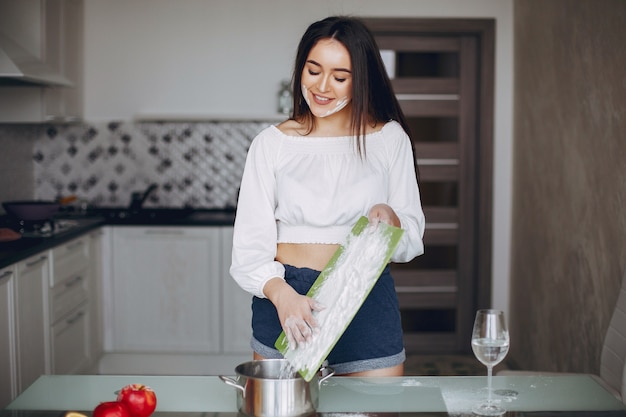 Elegant meisje in een keuken met fruit