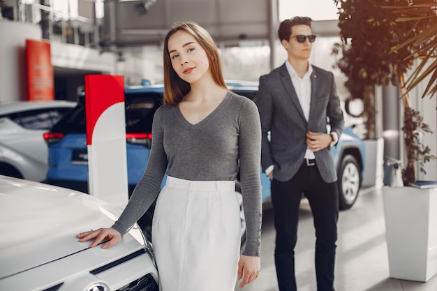 Gratis foto elegant paar in een autosalon